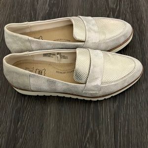 LOAFERS SIZE 6